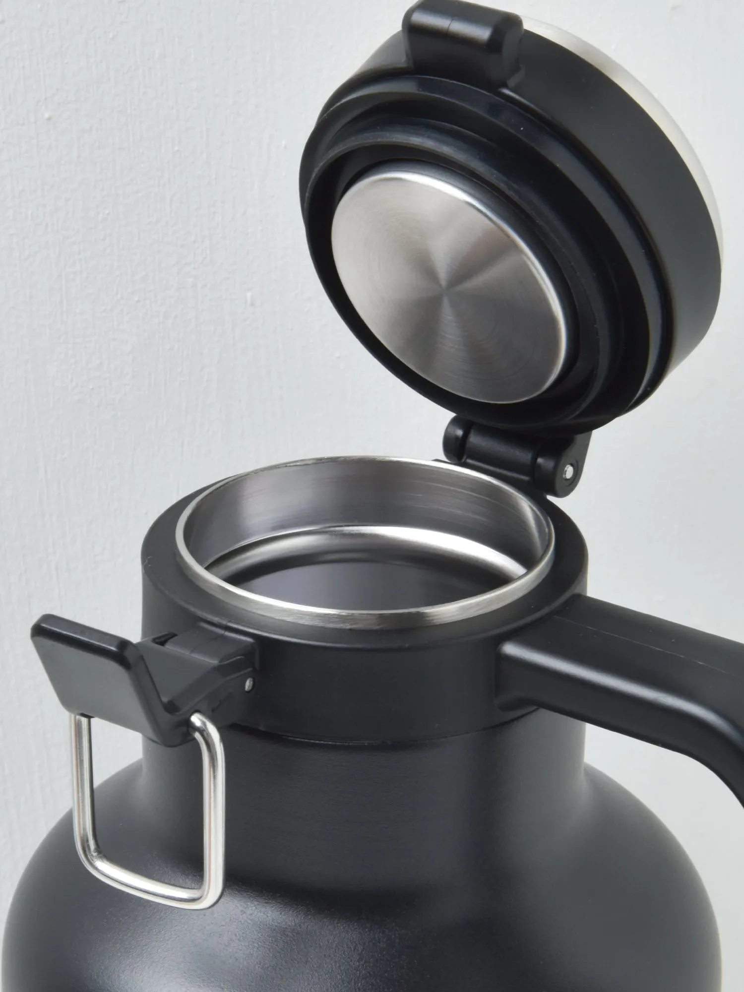The Easy-Pour Growler 64OZ / 1.9L, Matte Black